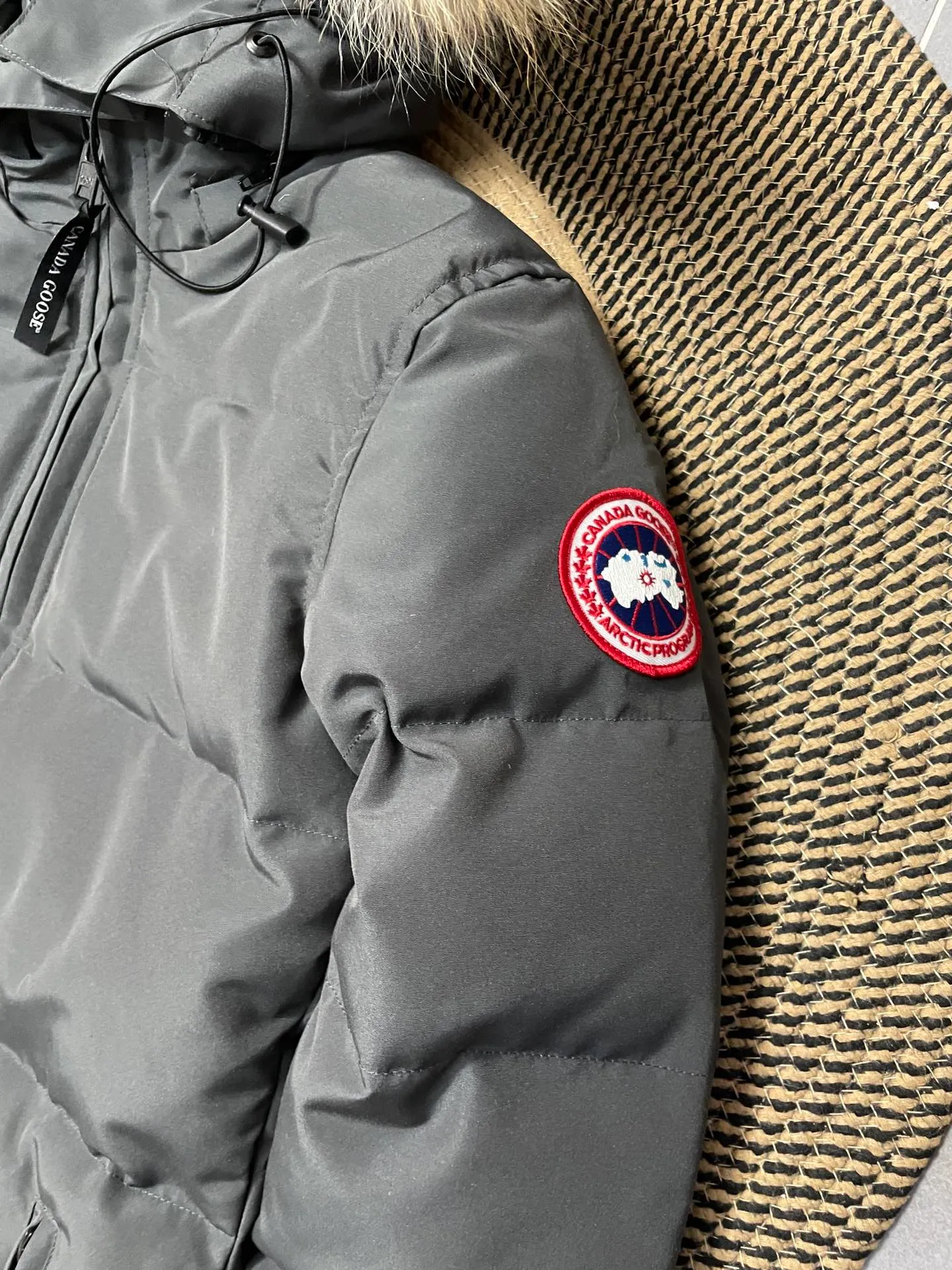 P880 Gray Canadian CANADA GOOES 04/Female model. The Arctic and Antarctic scientific expedition teams and others choose Canada Goose as their cold-proof equipment. They are the Rolls-Royce of down jackets.  ➖ Industry-leading anti-counterfeiting chip sensing.  ➖ Imported Behringer embroidery machines and customized embroidery labels, the highest level and industry leading.  ➖ Imported Korean 21-count polyester-cotton blended original fabric, TC85 waterproof coated fabric, water-repellent, windproof and wear-resistant.  ➖ The new national standard 80 white duck down is filled with an average of 520 grams of down. The amount of down filled is industry-leading.  ➖ 100% nylon lining with double double-layer sealing design to prevent velvet running, and seamless thread design on the cuffs!  ➖ Western Canadian Green Wolf Collar.  ➖ Yoshida YKK provides original factory-customized electroplated sliders. YKK two-way lockable zippers are tight and smooth and do not peel off paint.  ➖ 3M composite Velcro is durable and the accessories and hardware are all custom-made. Only for the purest goose, the most dedicated, the most professional, the highest quality, the highest cost performance!    SIZE:XS-XXL